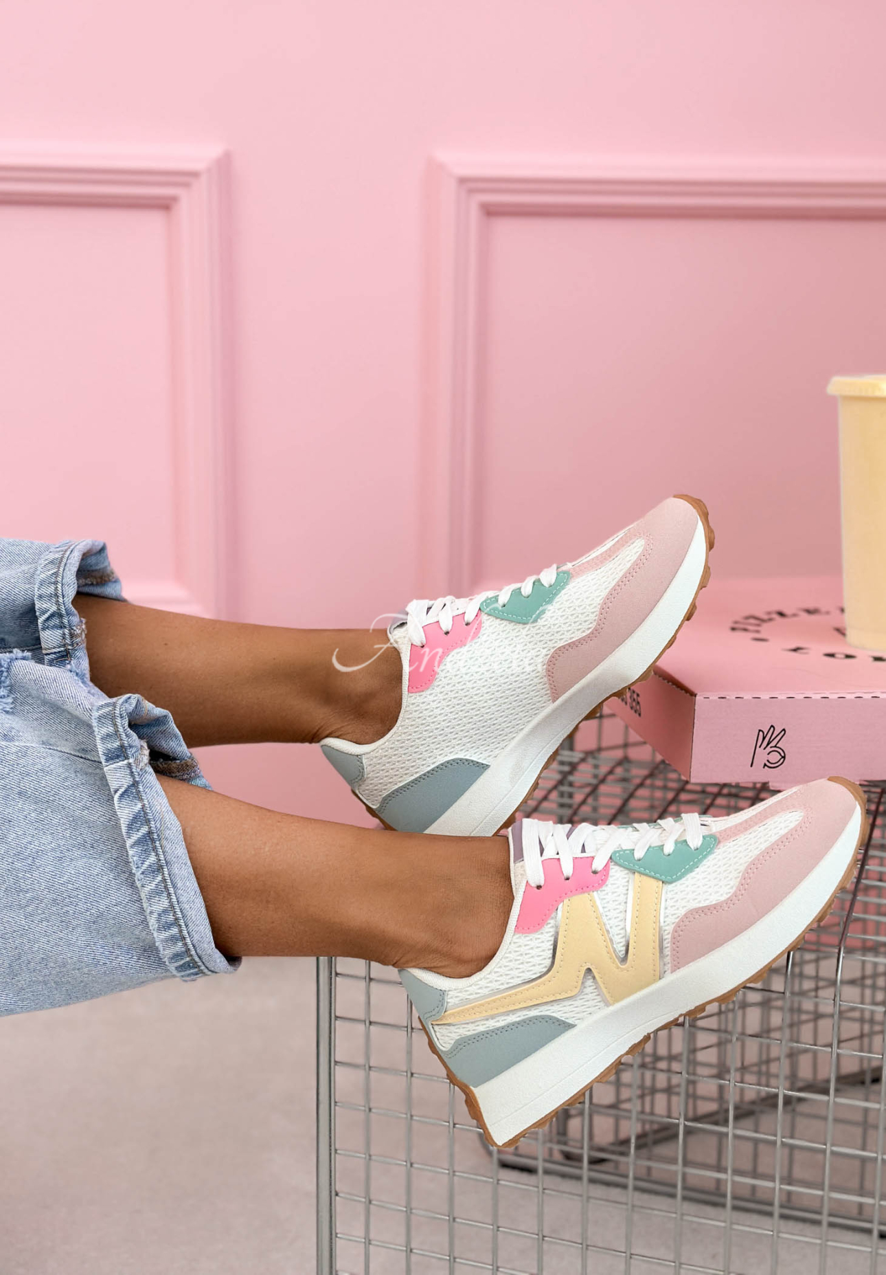 Running Towards You sneakers in white and pink