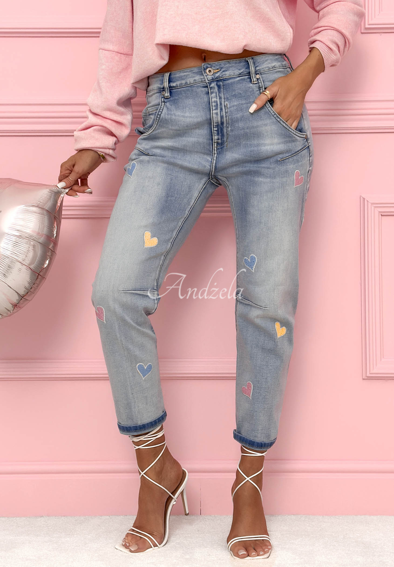 Spodnie jeansowe mom fit z serduszkami Colorful Hearts jasnoniebieskie