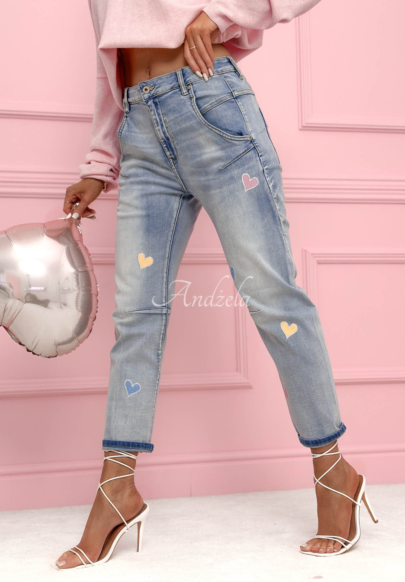 Spodnie jeansowe mom fit z serduszkami Colorful Hearts jasnoniebieskie