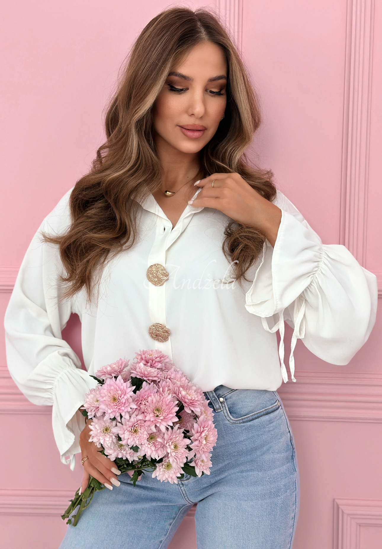 Shirt with decorative brooches Brunch Outfit white