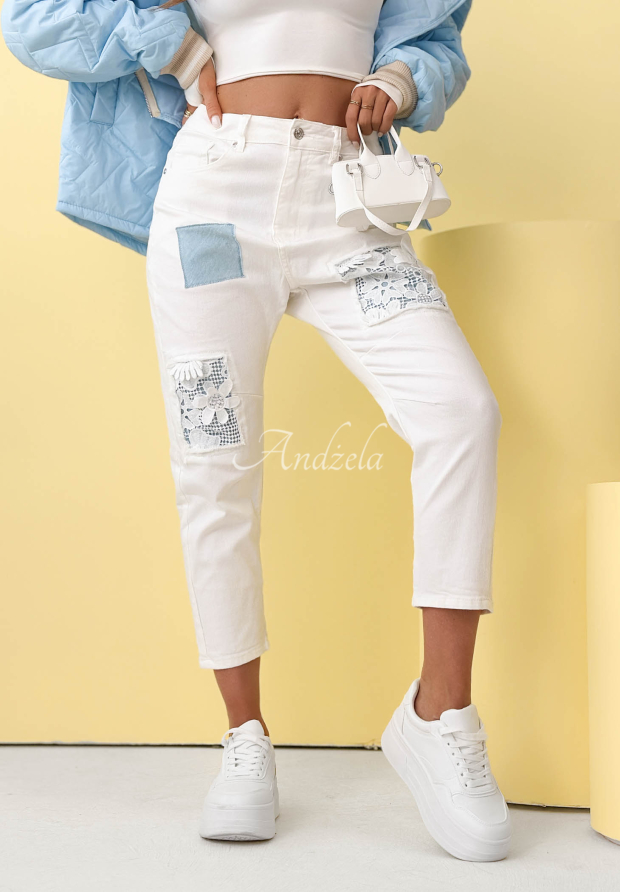 Spodnie jeansowe mom fit z koronkowymi naszywkami World Of Lace białe