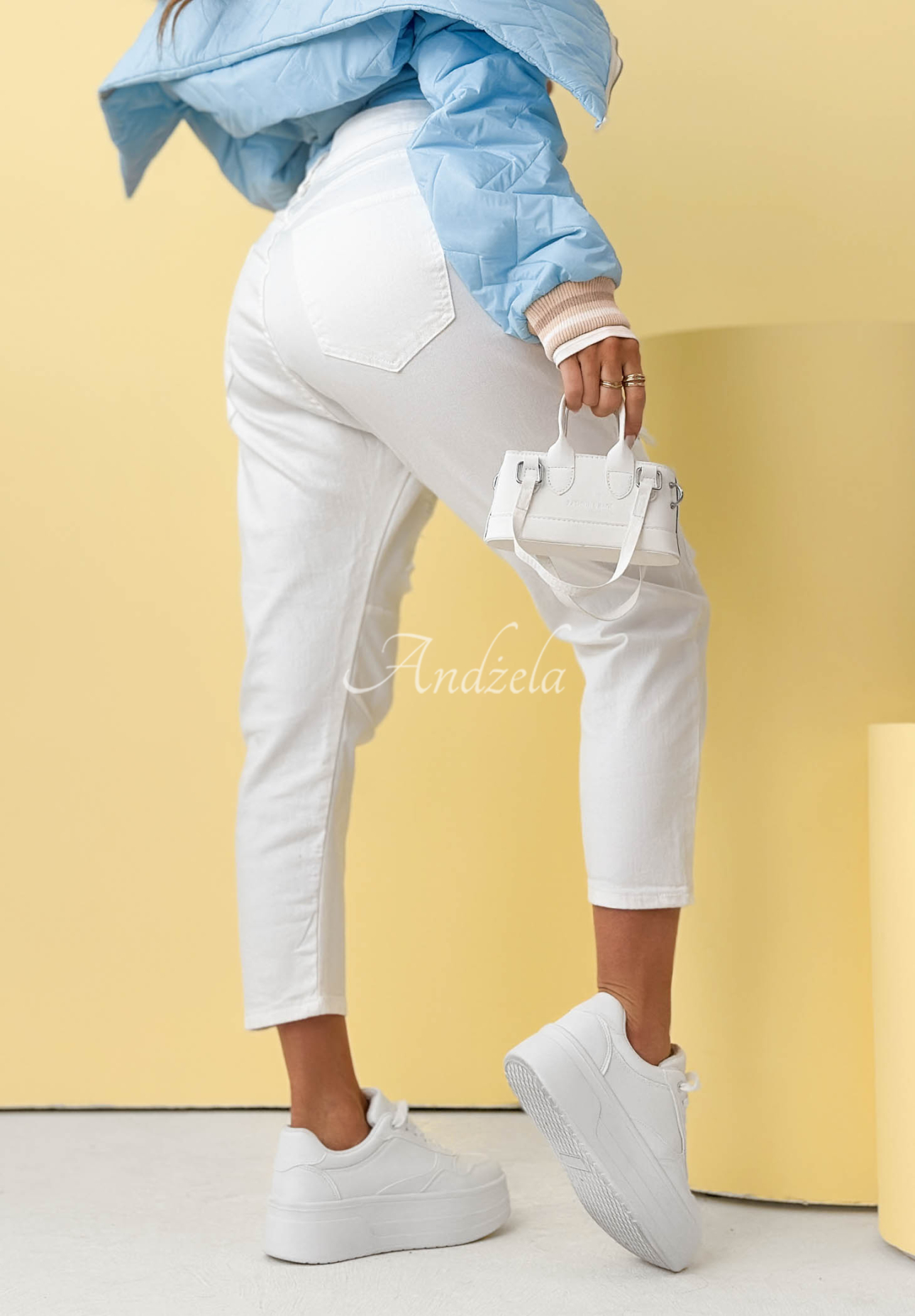 Spodnie jeansowe mom fit z koronkowymi naszywkami World Of Lace białe