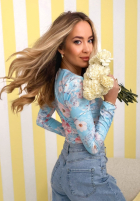 Kwiecista bluzka z dekoltem Camellia fuksjowa