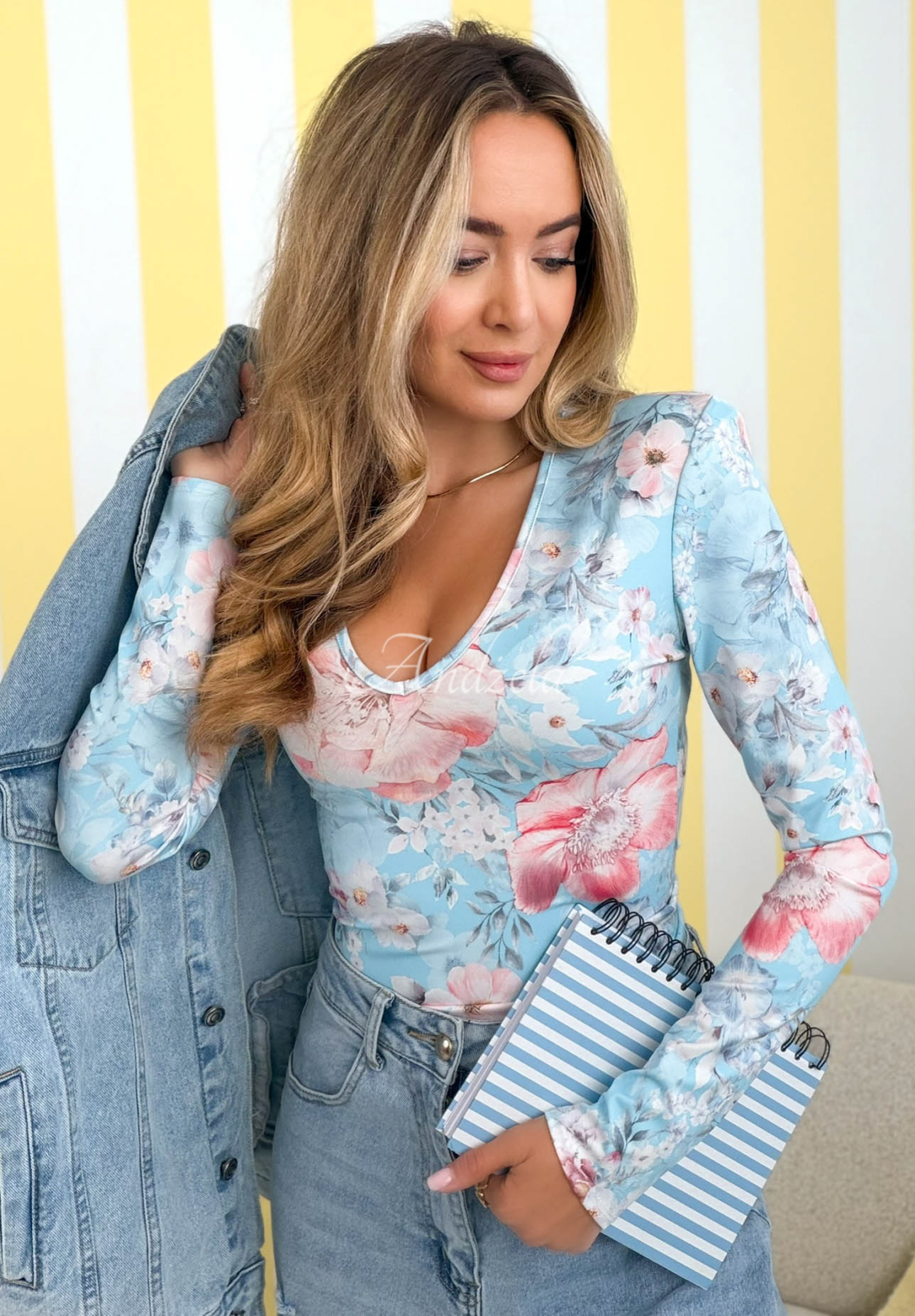 Kwiecista bluzka z dekoltem Camellia błękitna