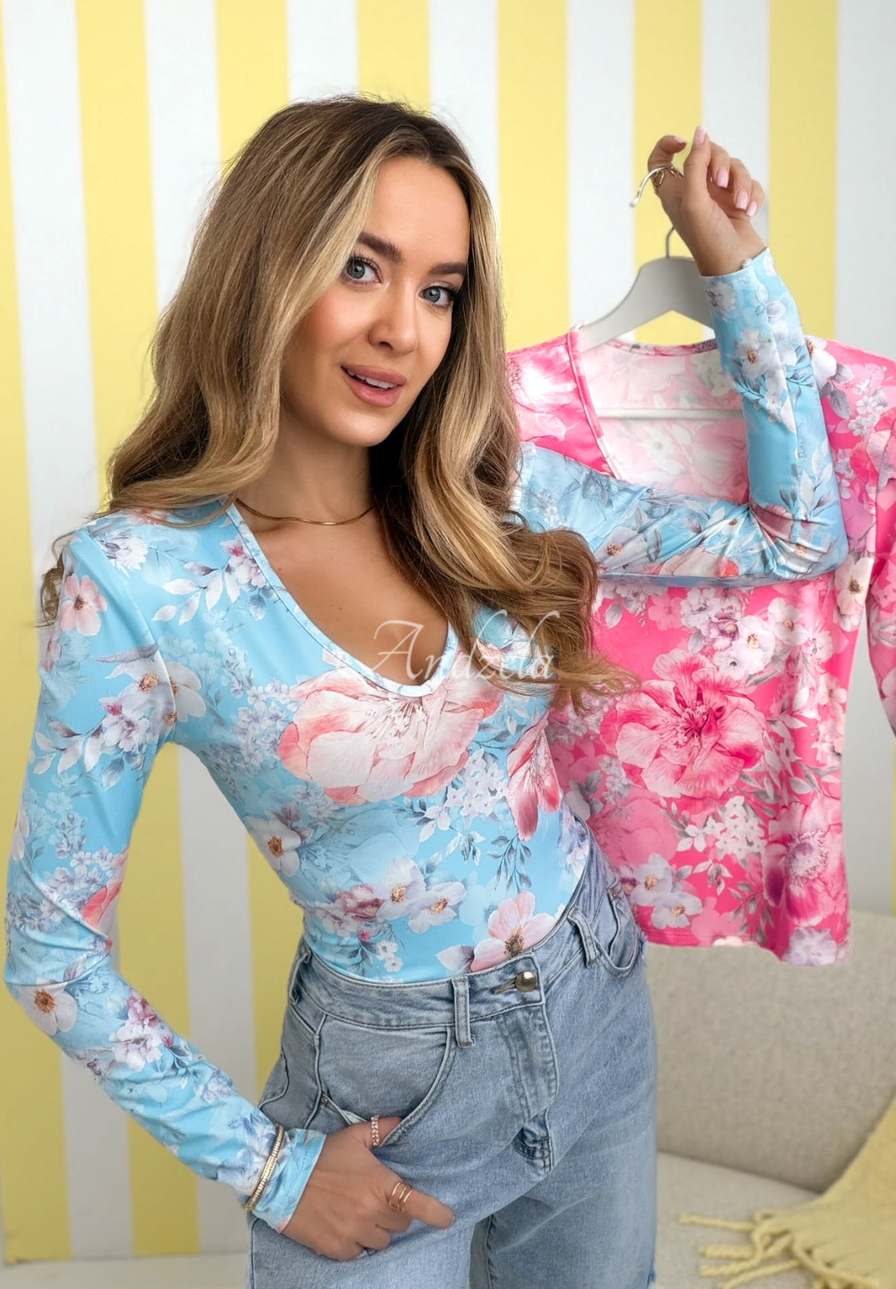 Kwiecista bluzka z dekoltem Camellia błękitna