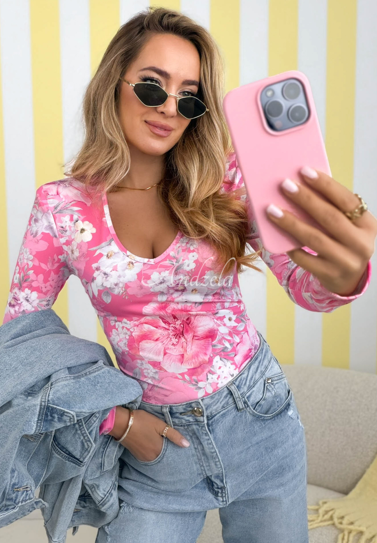 Kwiecista bluzka z dekoltem Camellia różowa