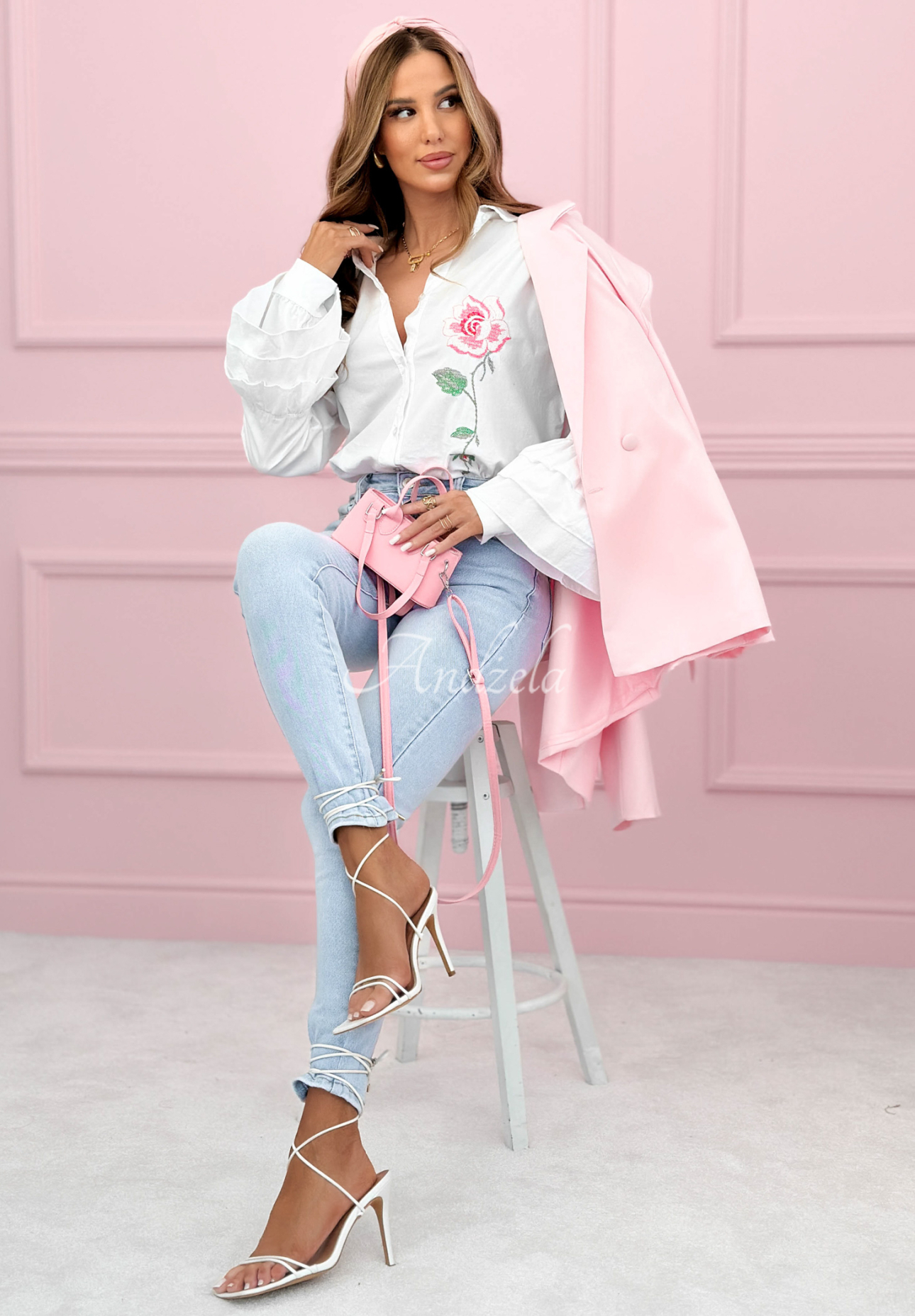 Bawełniana koszula z falbankami i haftowaną różą Rosy Declaration biała