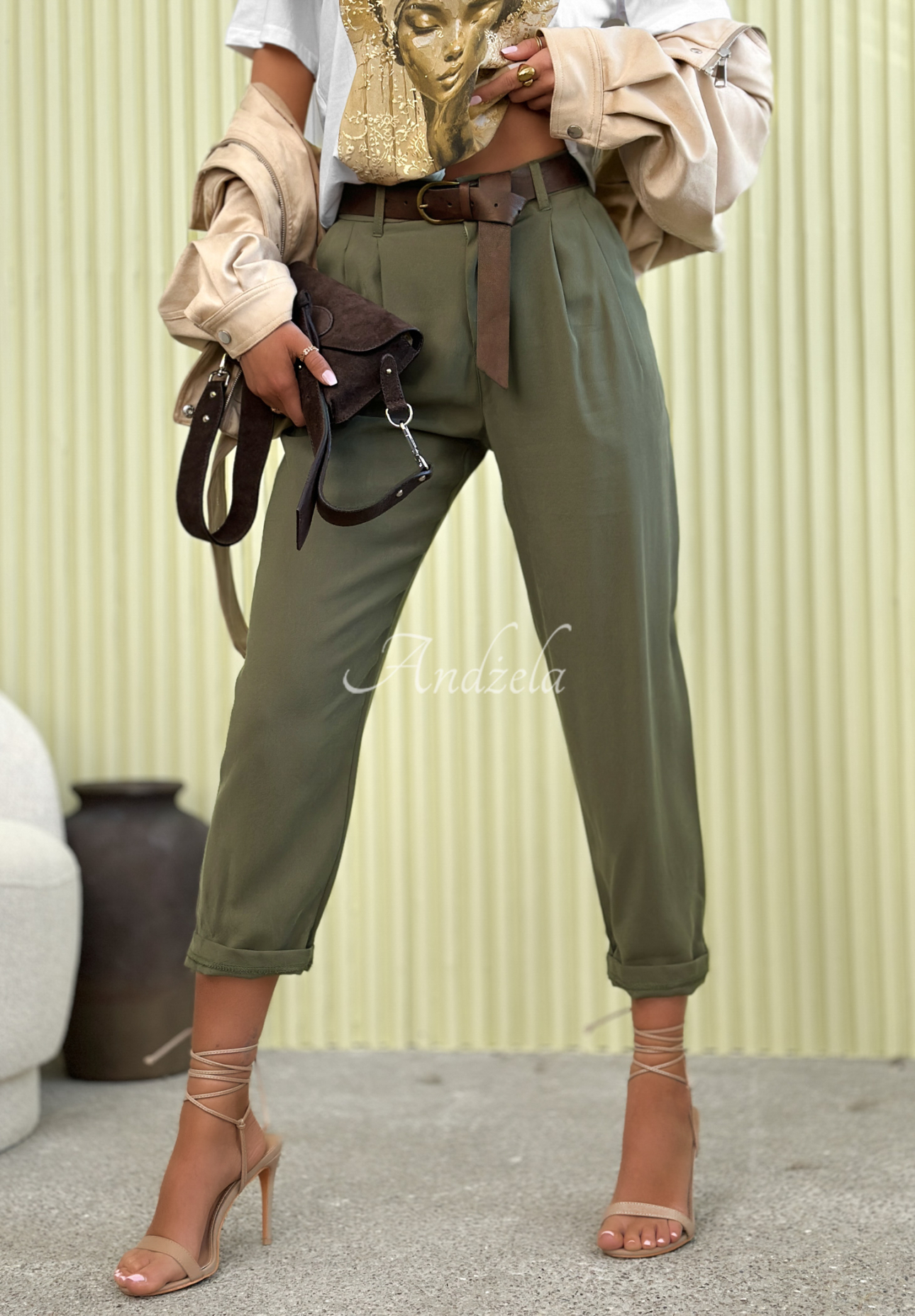 Eleganckie spodnie mom fit z wiskozy z paskiem Never Limit Yourself khaki