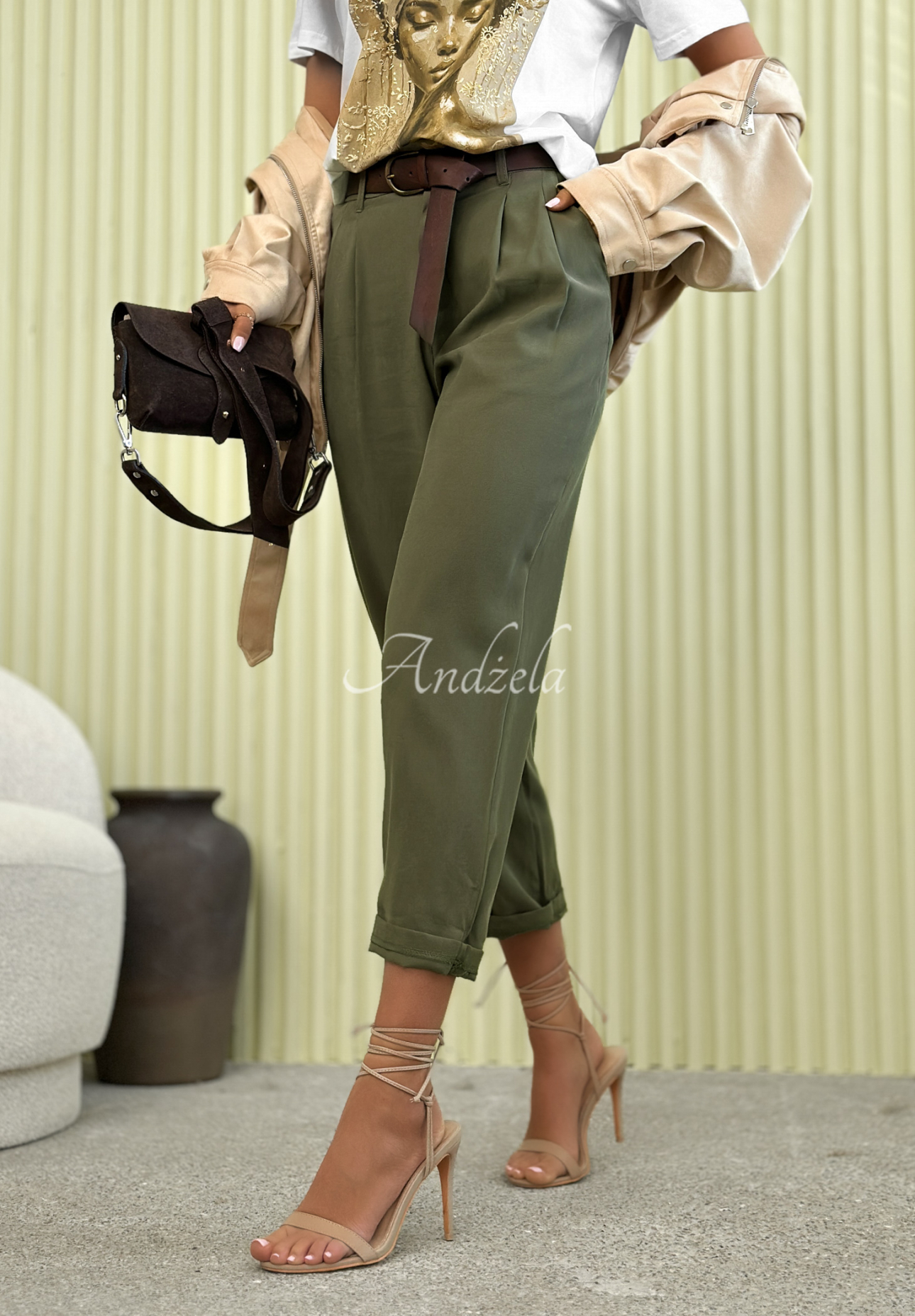 Eleganckie spodnie mom fit z wiskozy z paskiem Never Limit Yourself khaki