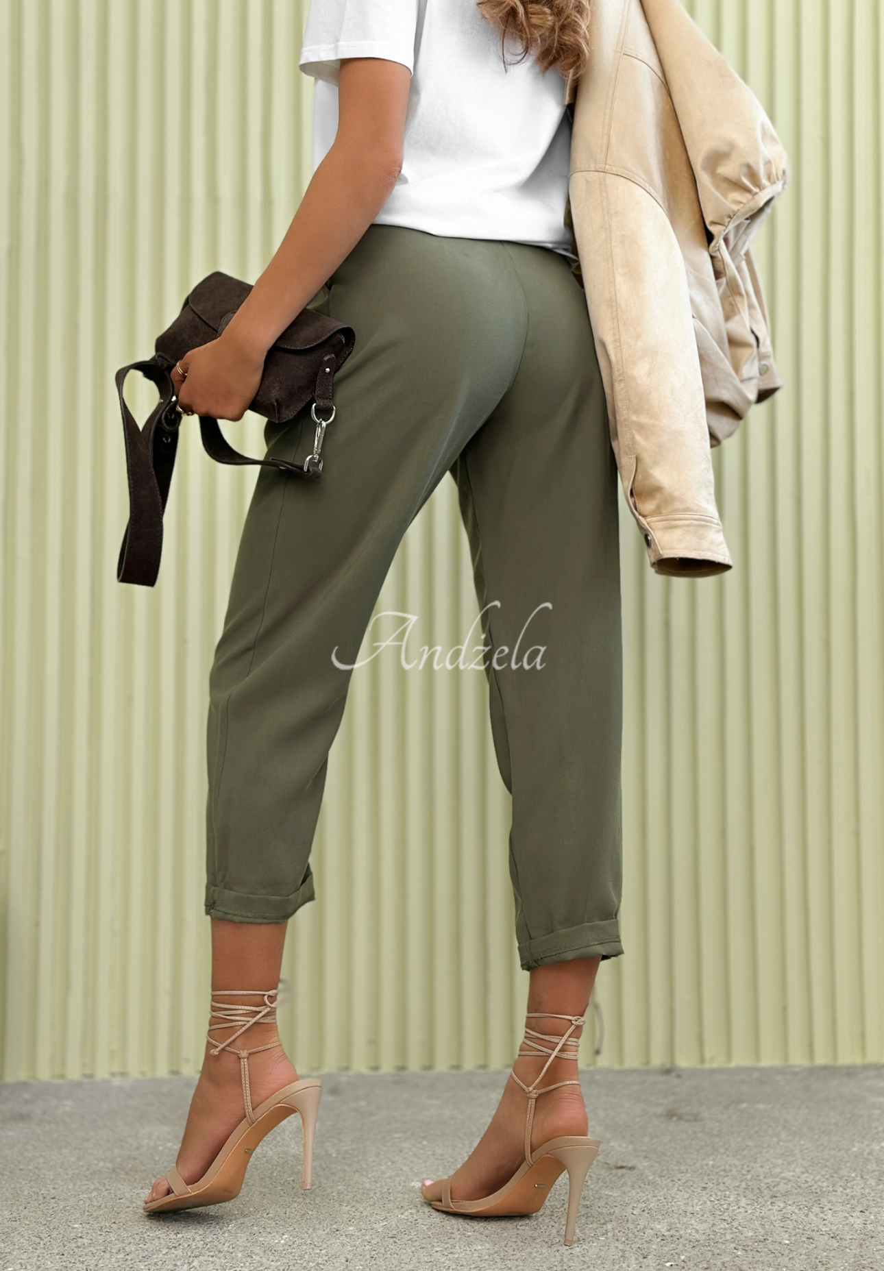 Eleganckie spodnie mom fit z wiskozy z paskiem Never Limit Yourself khaki