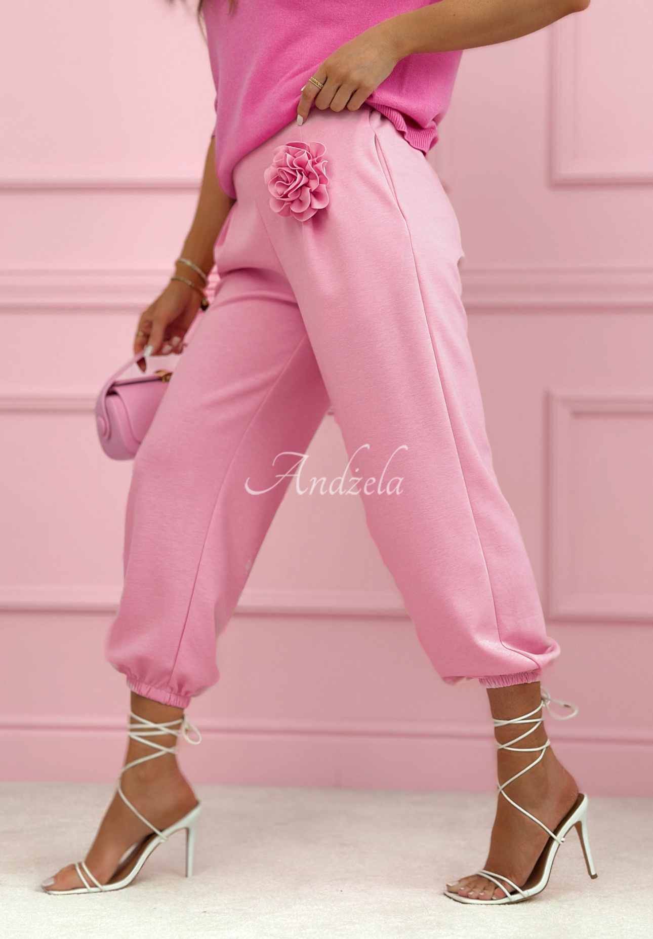 Viscose sweatpants, butter with Blossom Symphony rose, pink