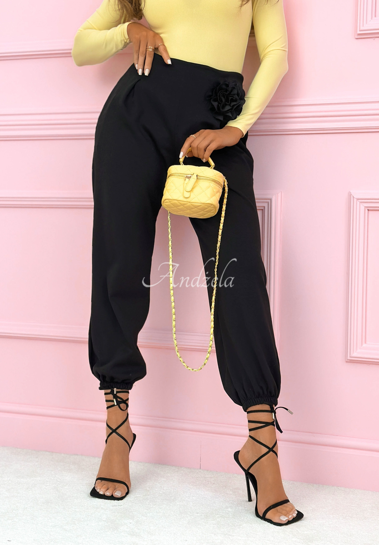 Viscose sweatpants, butter with Blossom Symphony rose, black