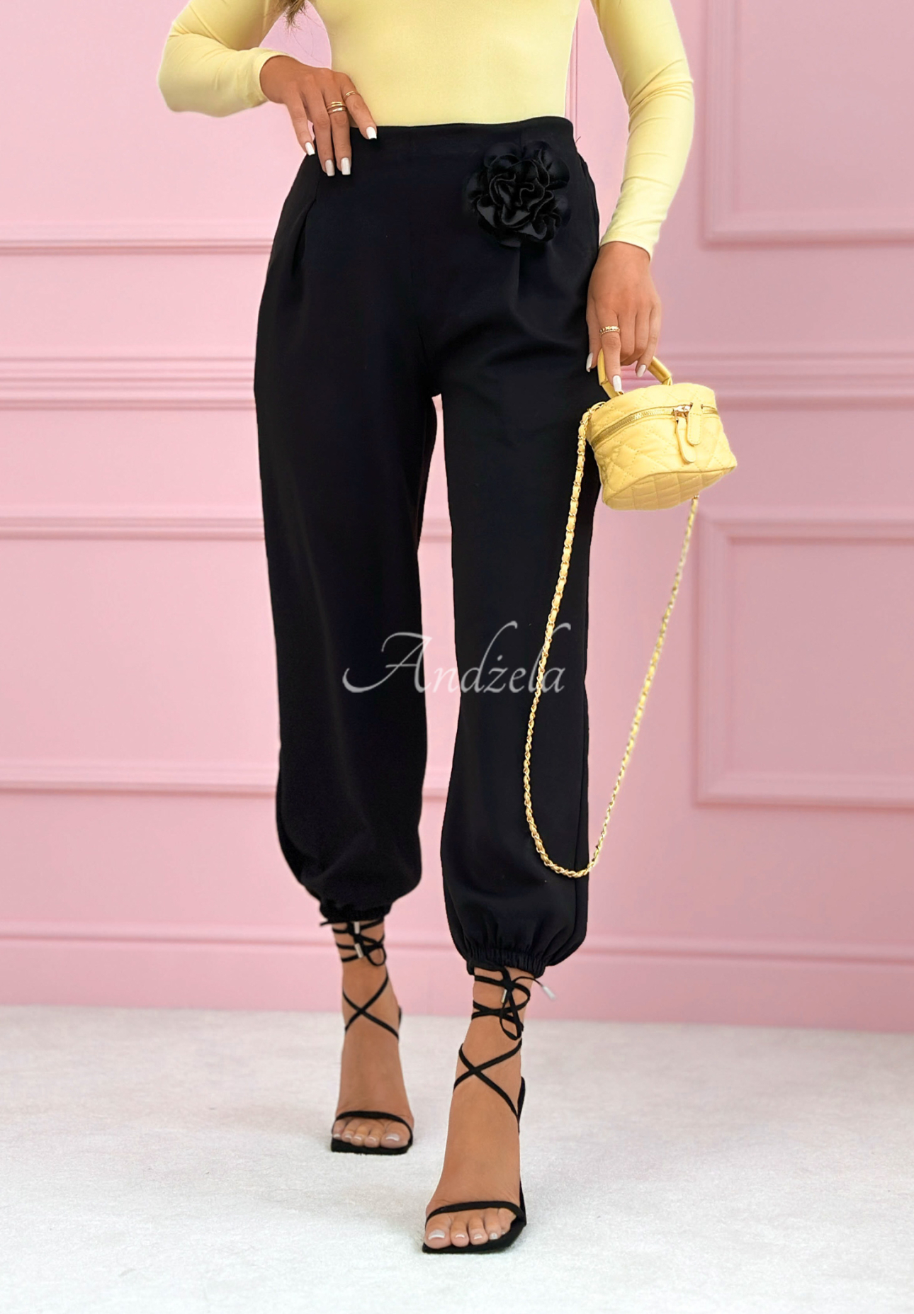 Wiskozowe spodnie dresowe masełko z różą Blossom Symphony czarne