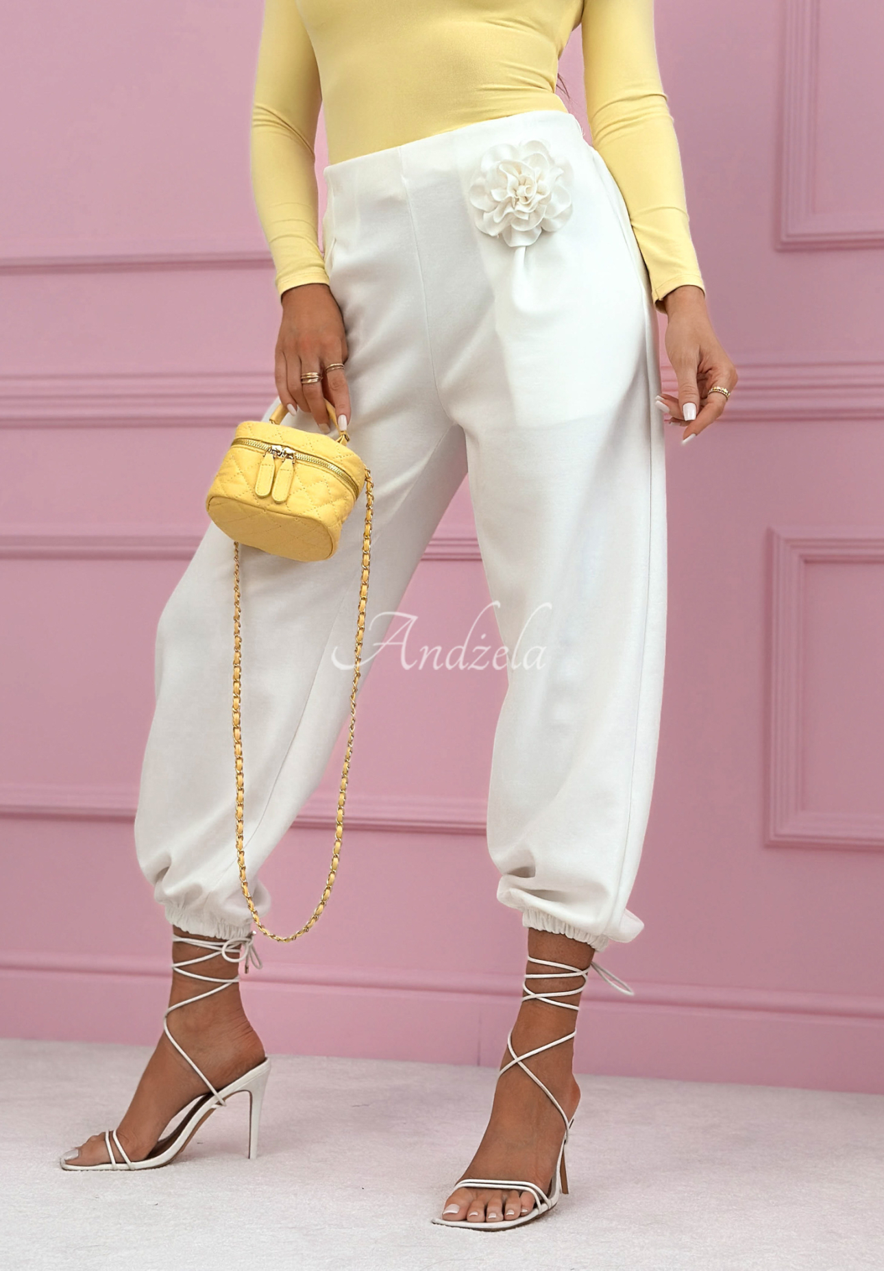 Wiskozowe spodnie dresowe masełko z różą Blossom Symphony ecru