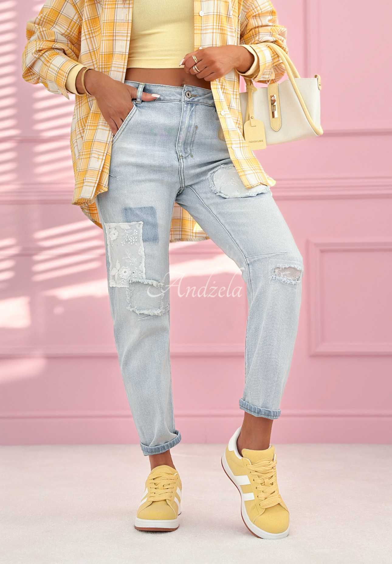 Spodnie jeansowe mom fit z naszywkami Like A Cutie jasnoniebieskie