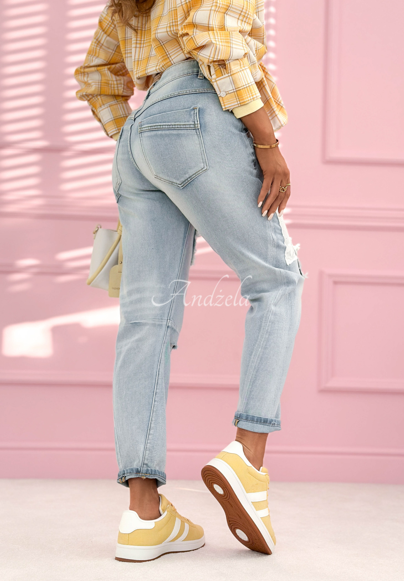 Spodnie jeansowe mom fit z naszywkami Like A Cutie jasnoniebieskie