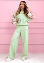 Komplet dresowy bluza i spodnie masełko z kwiecistymi rękawami Just One Look zielony