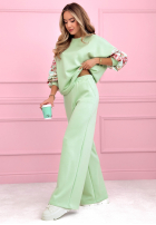Komplet dresowy bluza i spodnie masełko z kwiecistymi rękawami Just One Look zielony