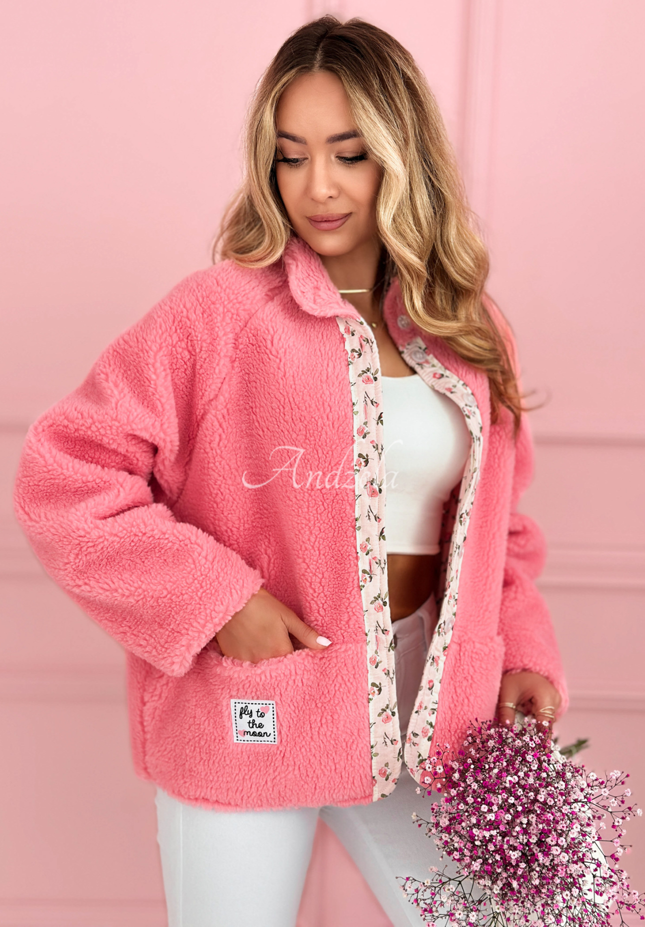 Krótka kurtka kożuszek z kwiecistą podszewką i wełną Lilianna pudrowy róż