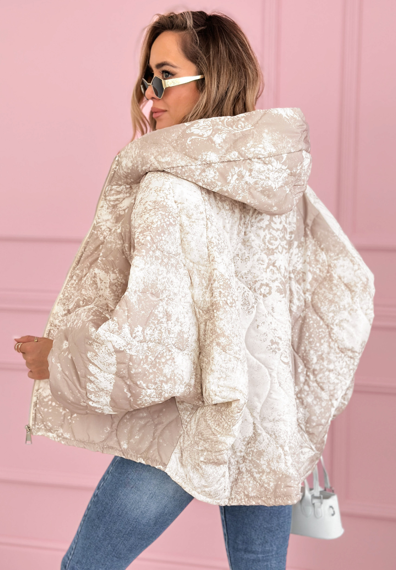 Pikowana kurtka z kapturem oversize we wzory Blooming Hope beżowa