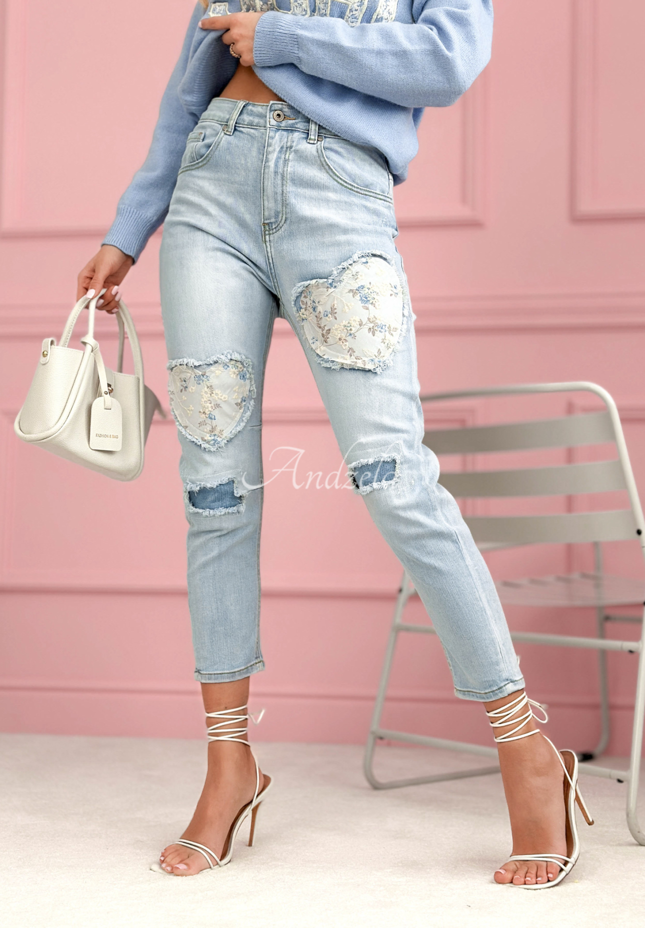 Spodnie jeansowe mom fit z naszywkami My Big Heart jasnoniebieskie