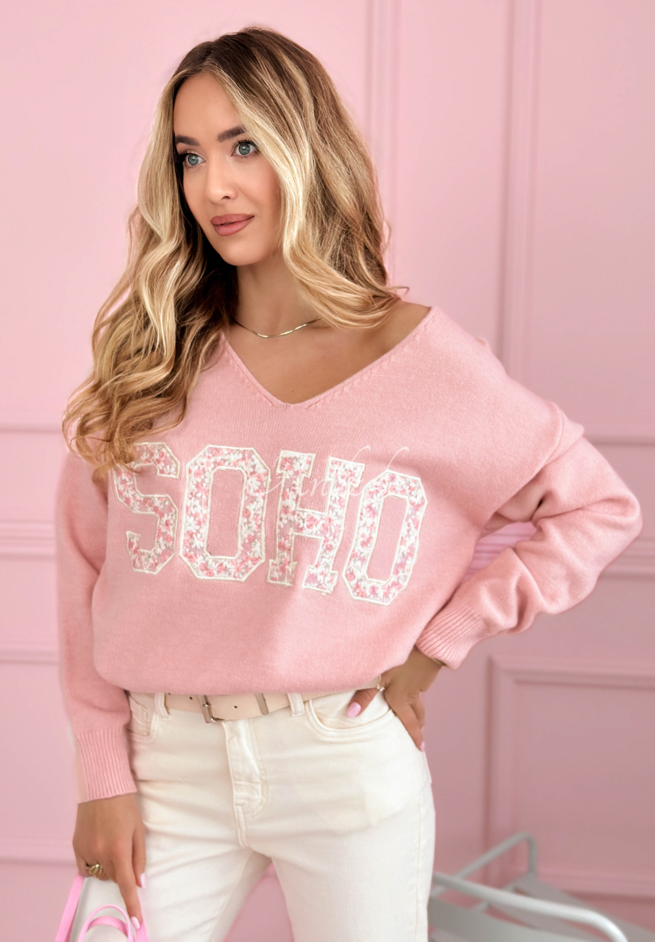 Viscose sweater with neckline and "Soho" lettering in powder pink