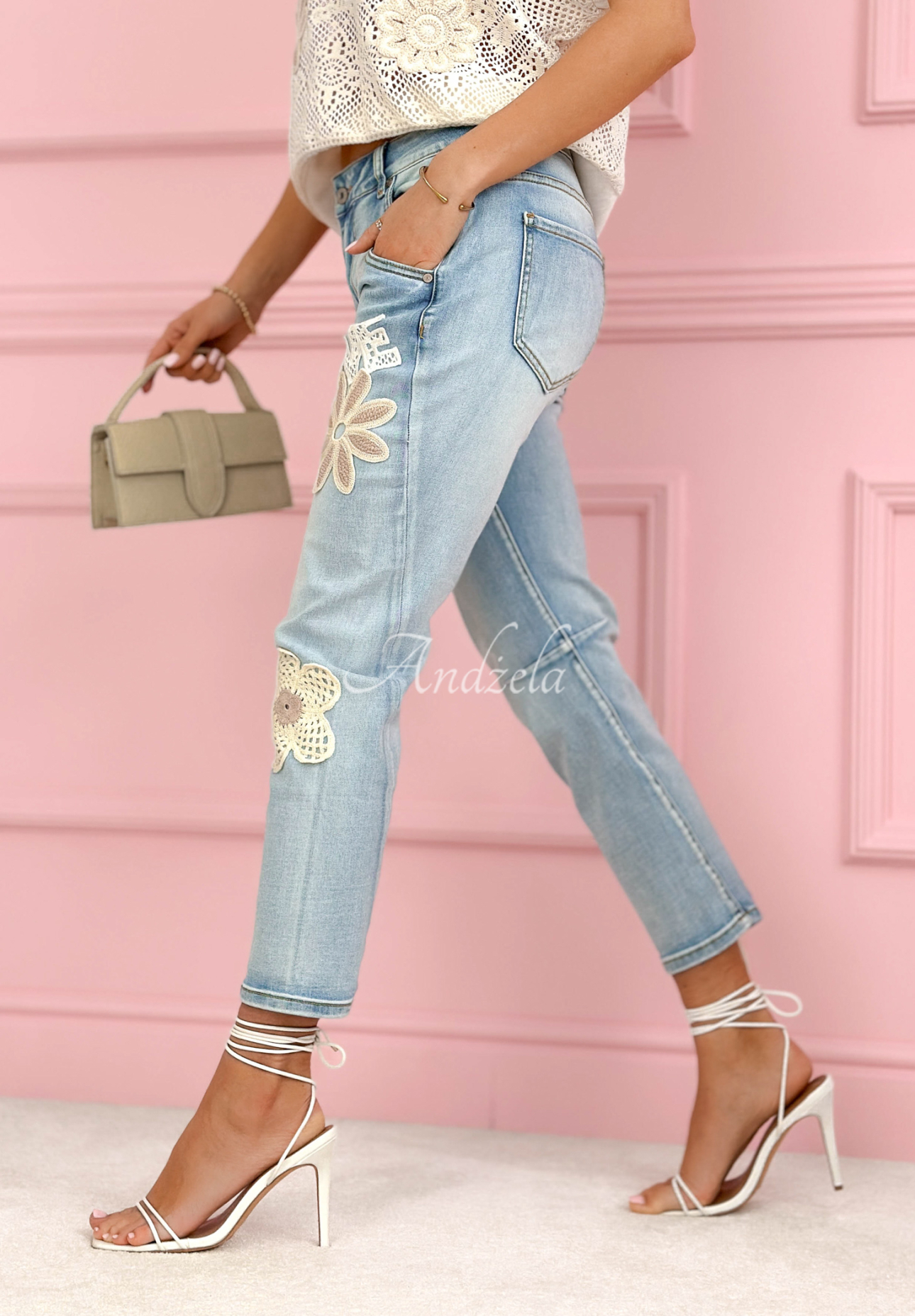 Spodnie jeansowe skinny z naszywkami Love Flowers jasnoniebieskie