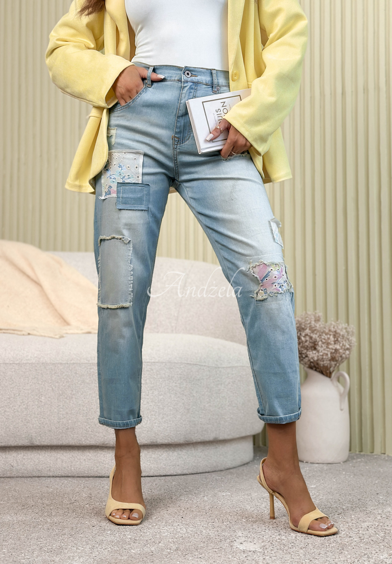 Spodnie jeansowe mom fit z naszywkami In My Spring Era niebieskie