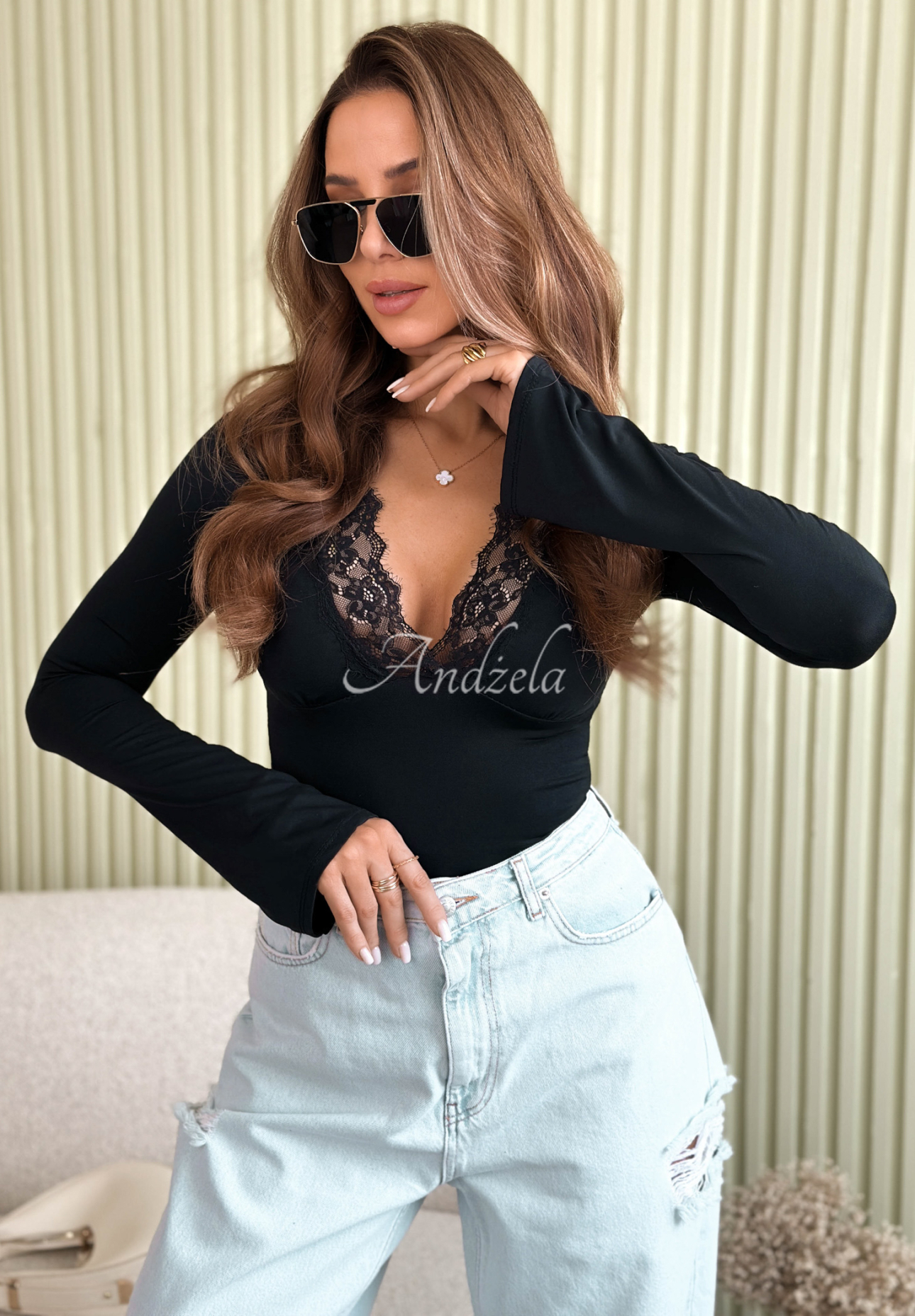 Bluzka longsleeve z dekoltem i koronką Subtle Touch czarna