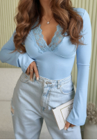 Bluzka longsleeve z dekoltem i koronką Subtle Touch błękitna