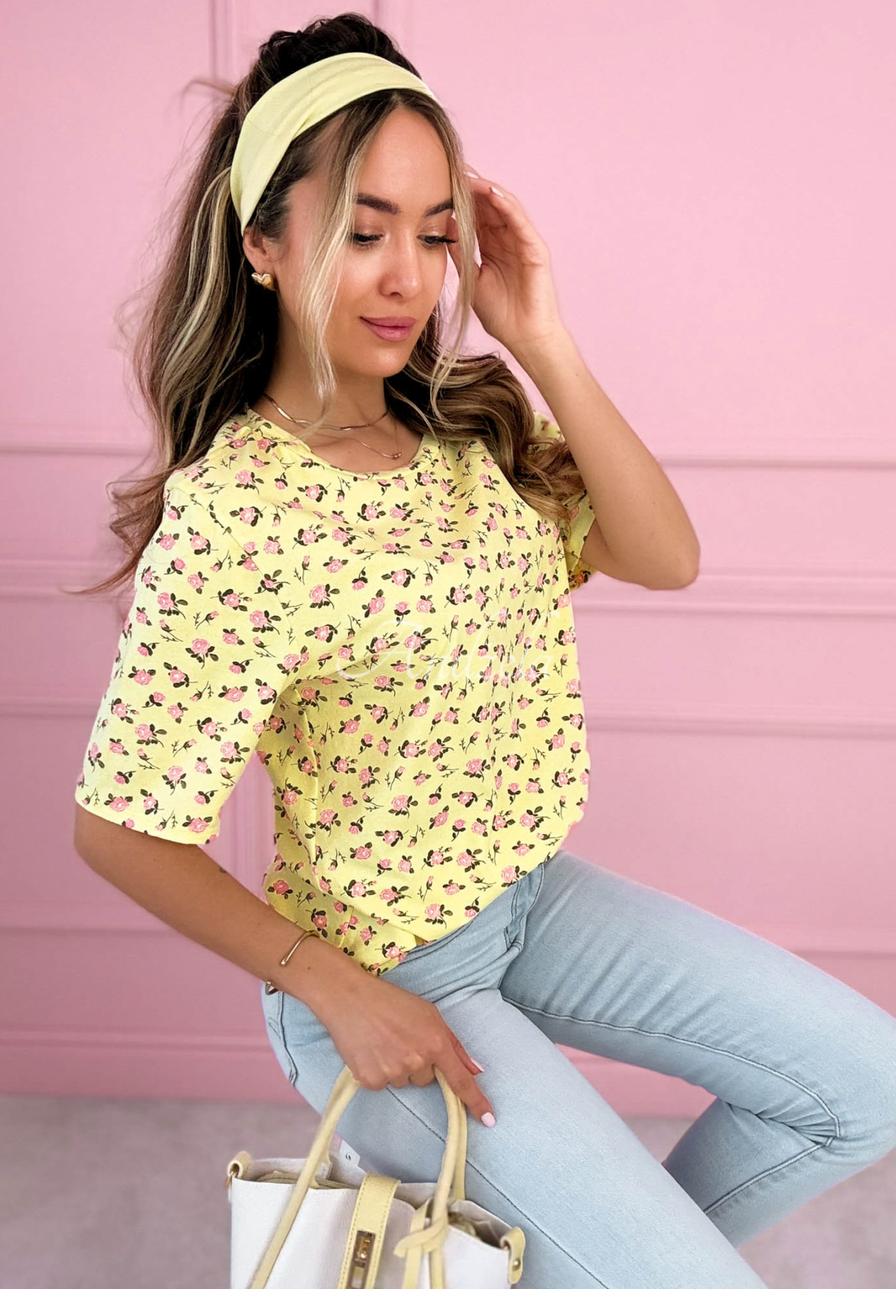 Bawełniany T-shirt w różyczki La Rosa żółty