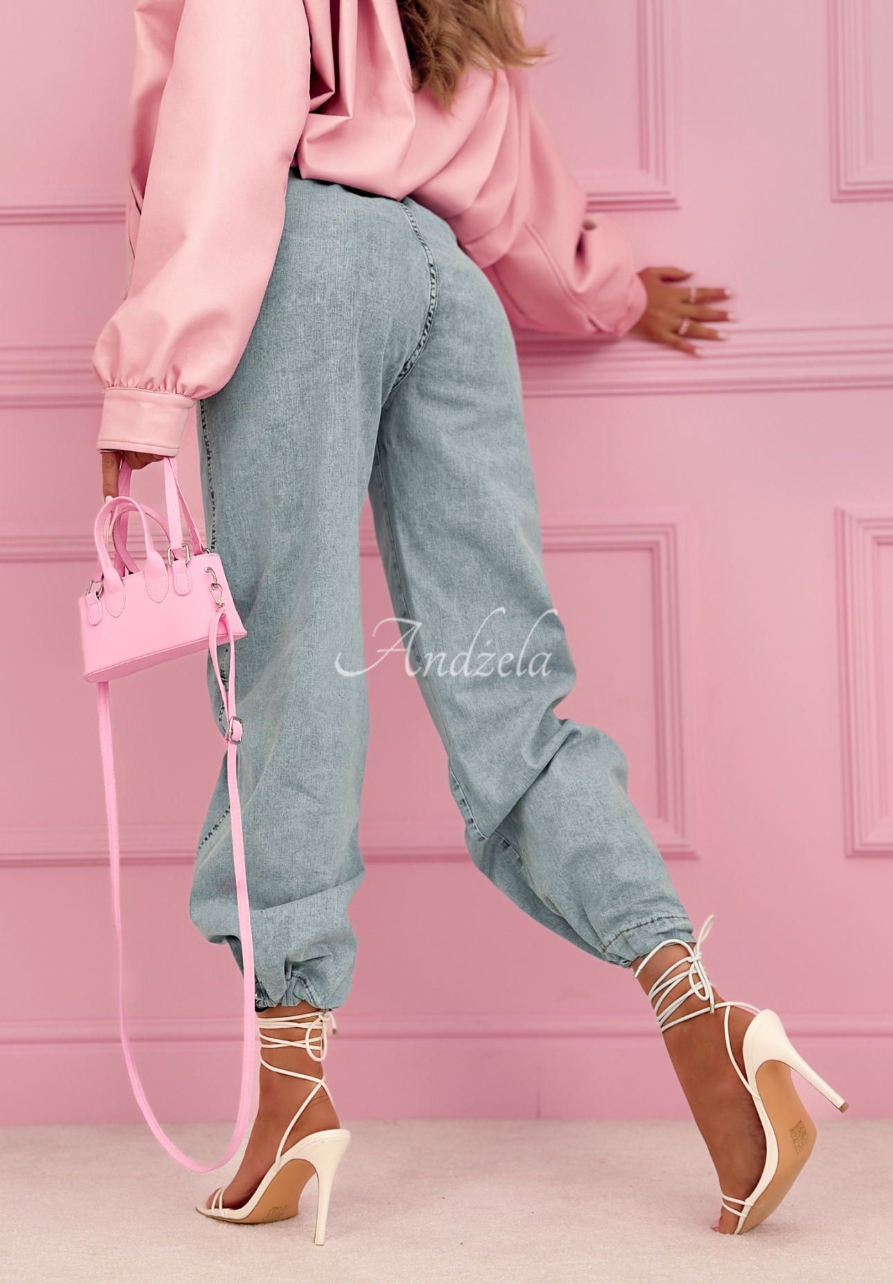 Spodnie jeansowe joggery Beatricia jasnoniebieskie