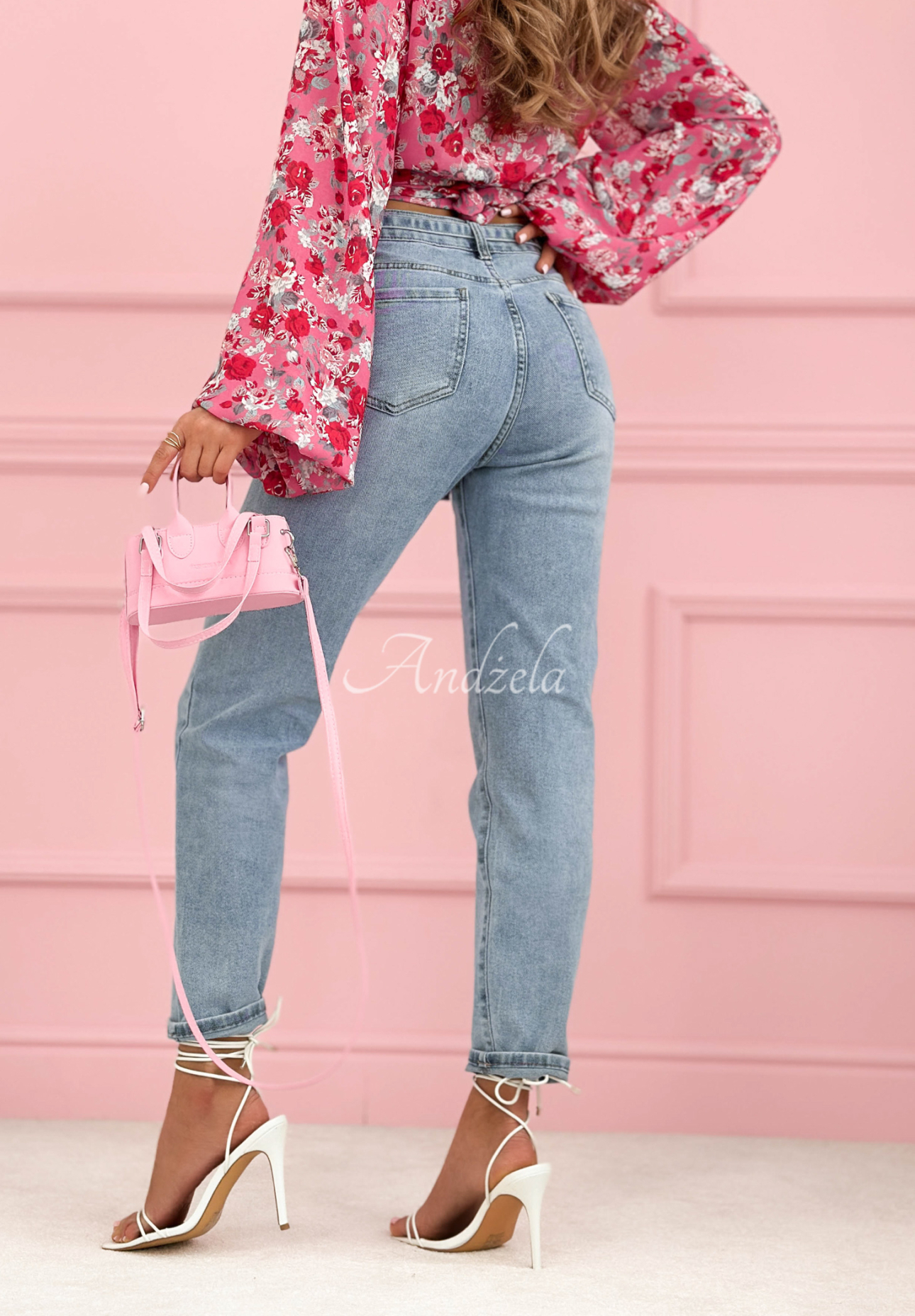 Jeansowe spodnie mom fit z paskiem Valerio jasnoniebieskie