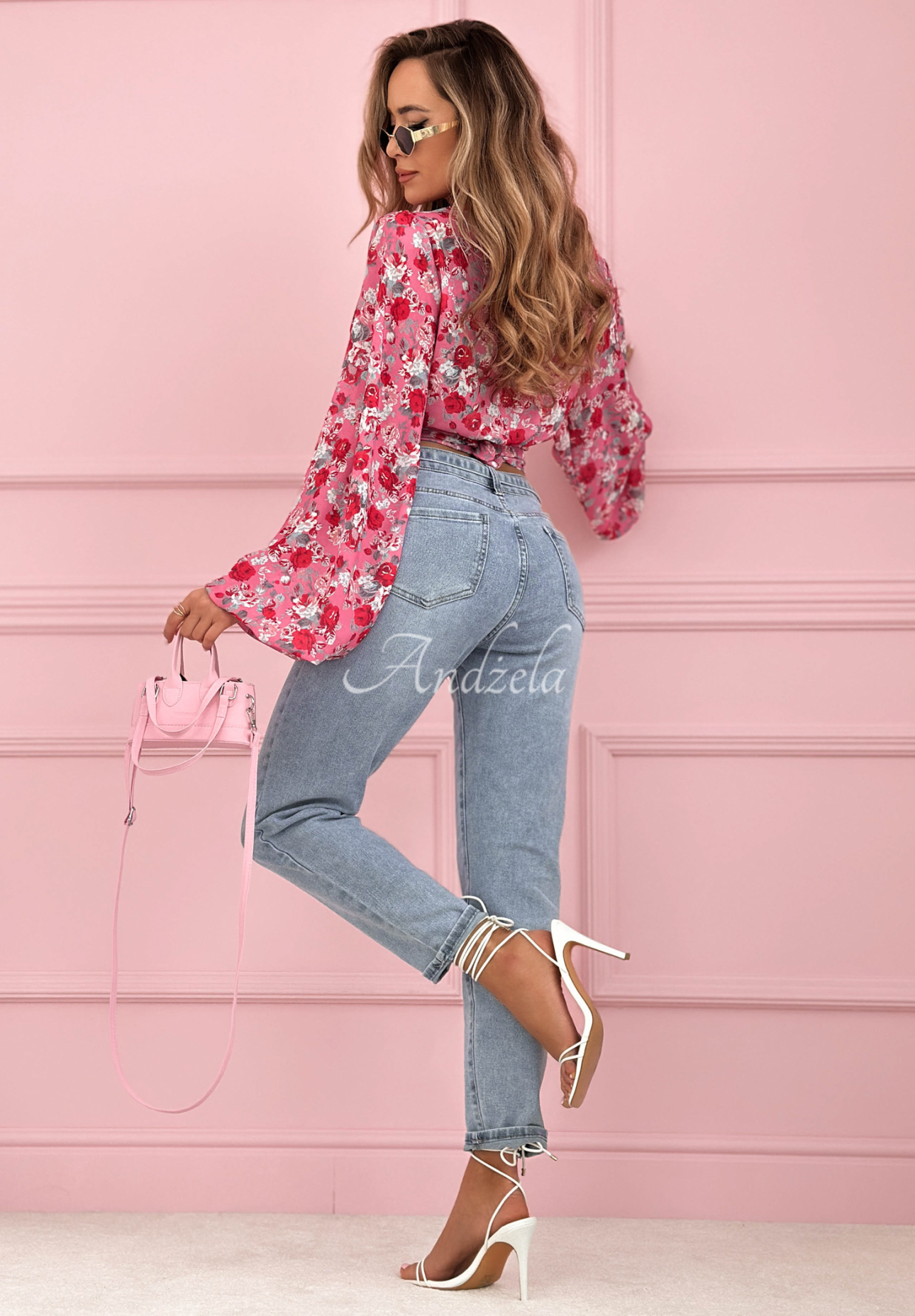 Jeansowe spodnie mom fit z paskiem Valerio jasnoniebieskie