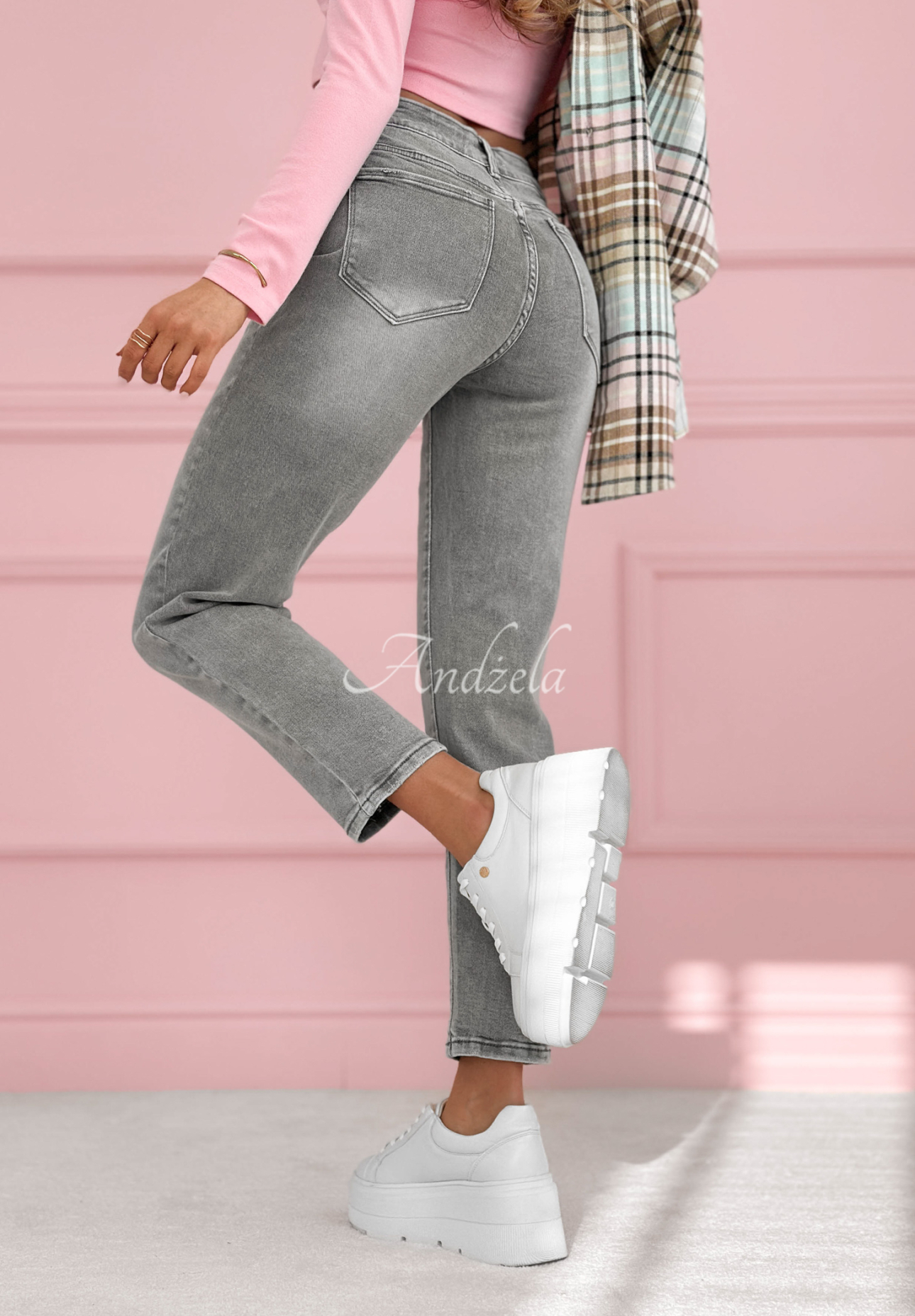 Spodnie jeansowe mom fit Wait Here jasnoszare