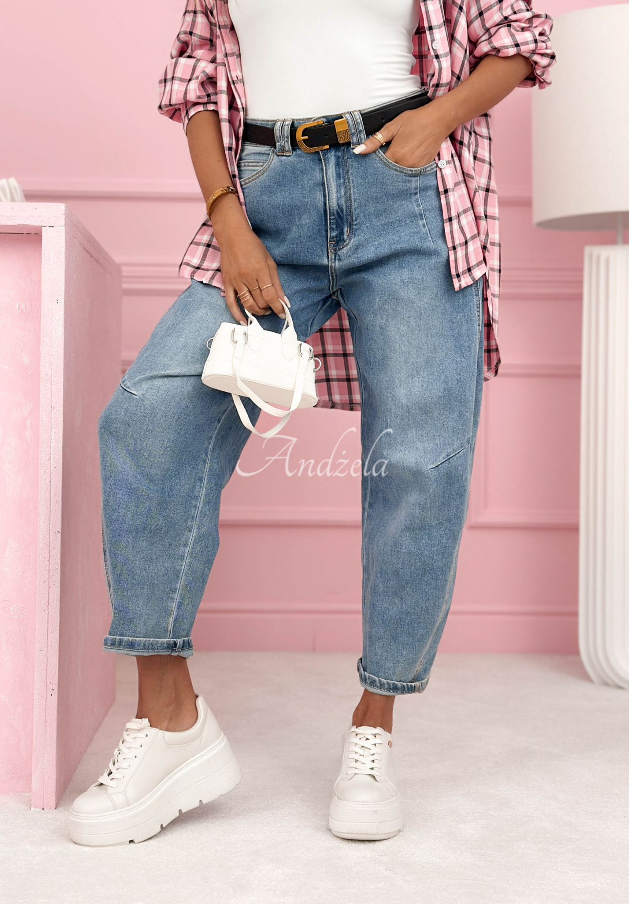 Banana jeans with Let Me In belt, light blue