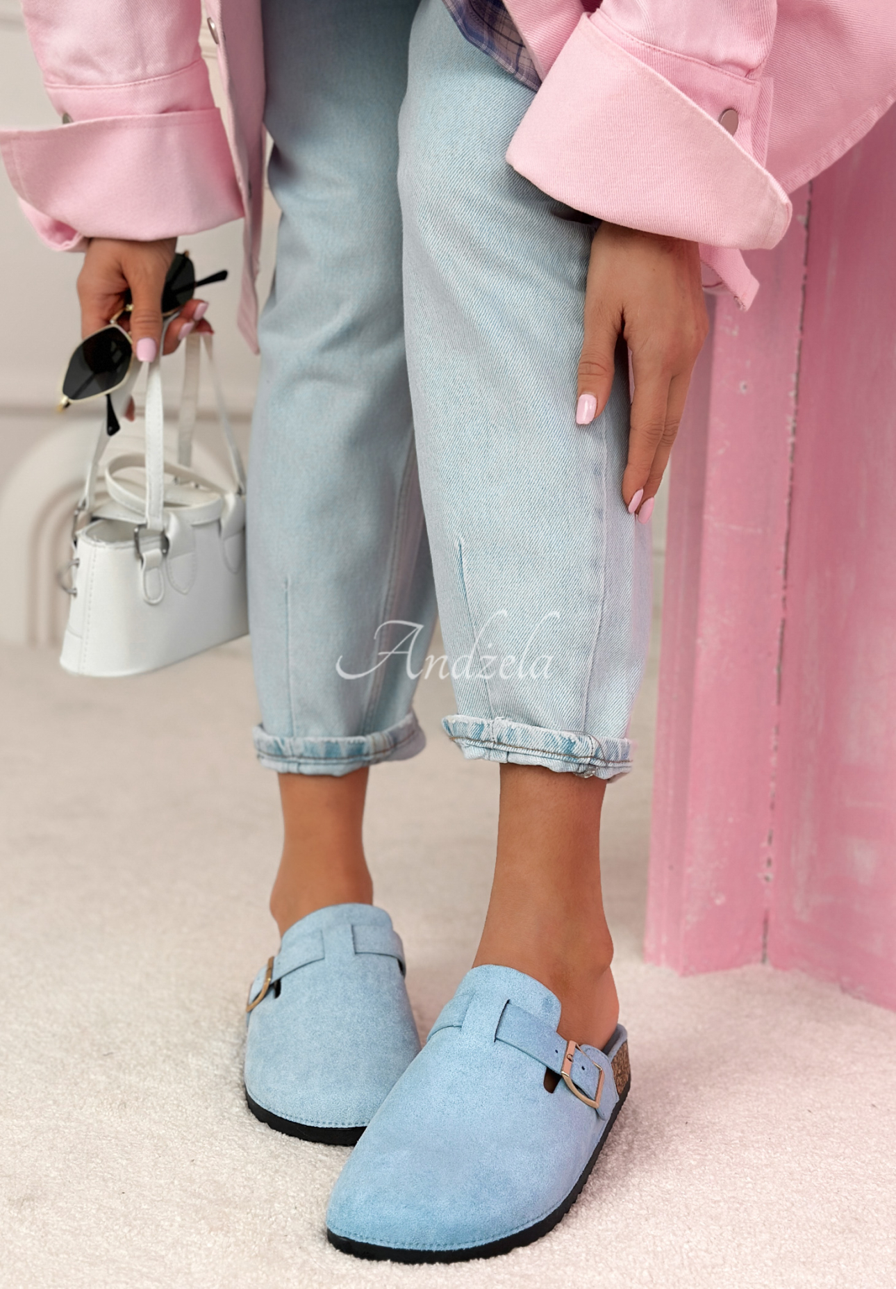 Zamszowe klapki chodaki z paskiem Madison błękitne