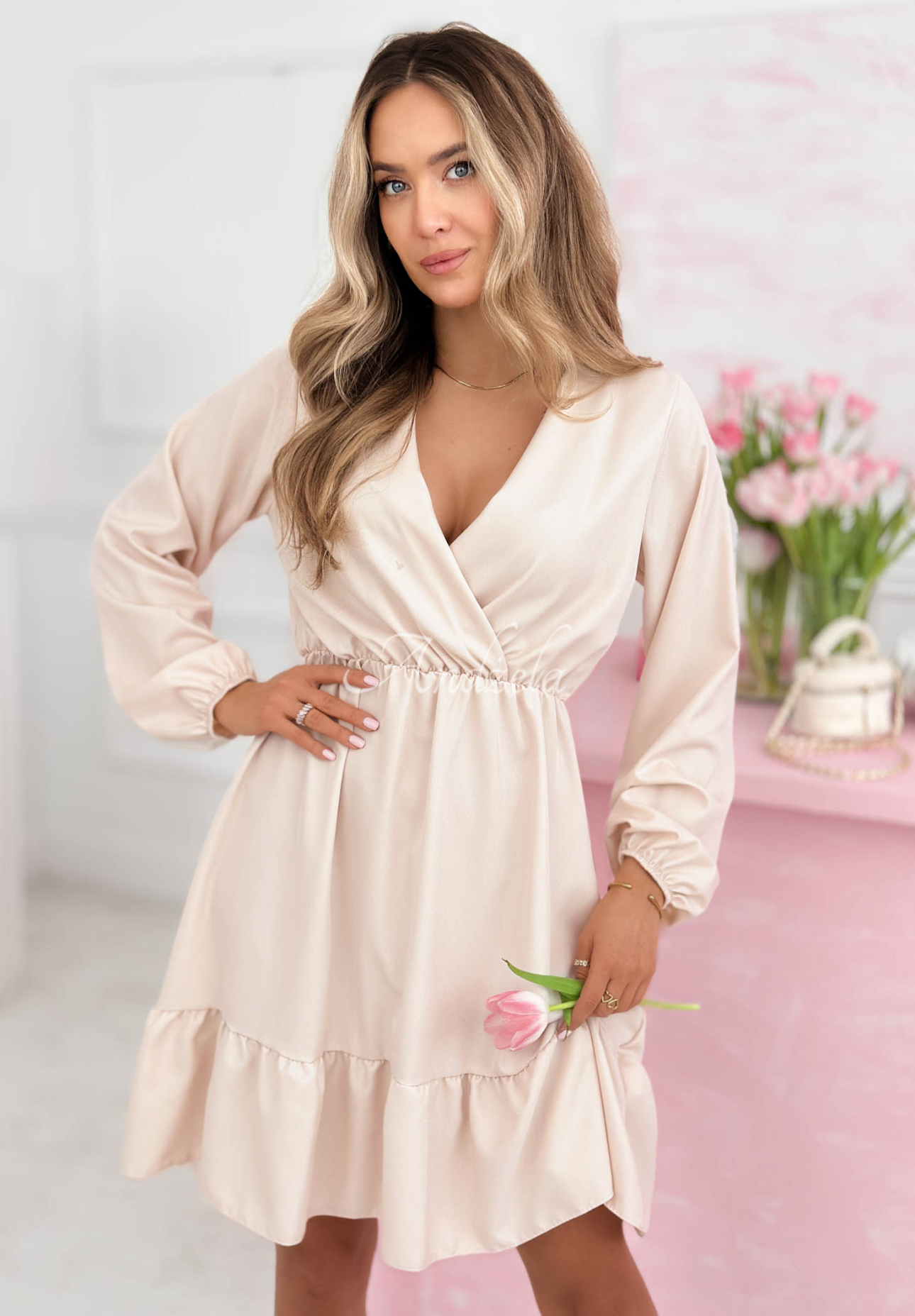 Kopertowa sukienka z falbankami i wiskozą Valentina beżowa