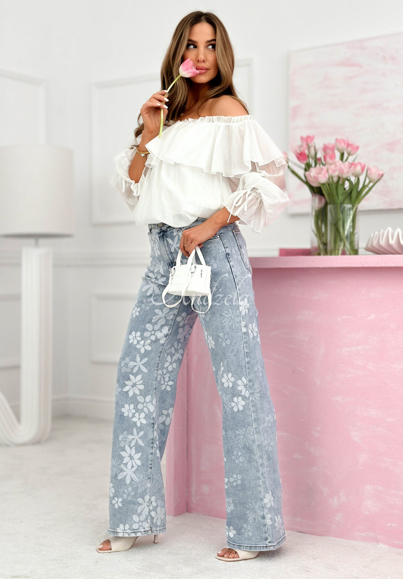 Spodnie jeansowe wide leg w kwiecisty print Wildrose niebieskie