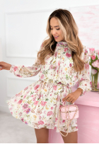 Kwiecista sukienka mini z falbankami i stójką Lavender biało-różowa