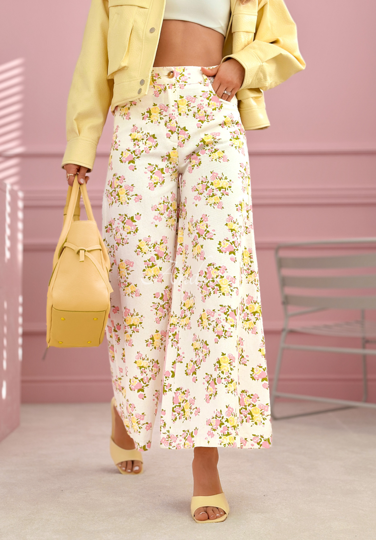 Jeansowe spodnie szwedy w kwiaty Flower Vibes białe