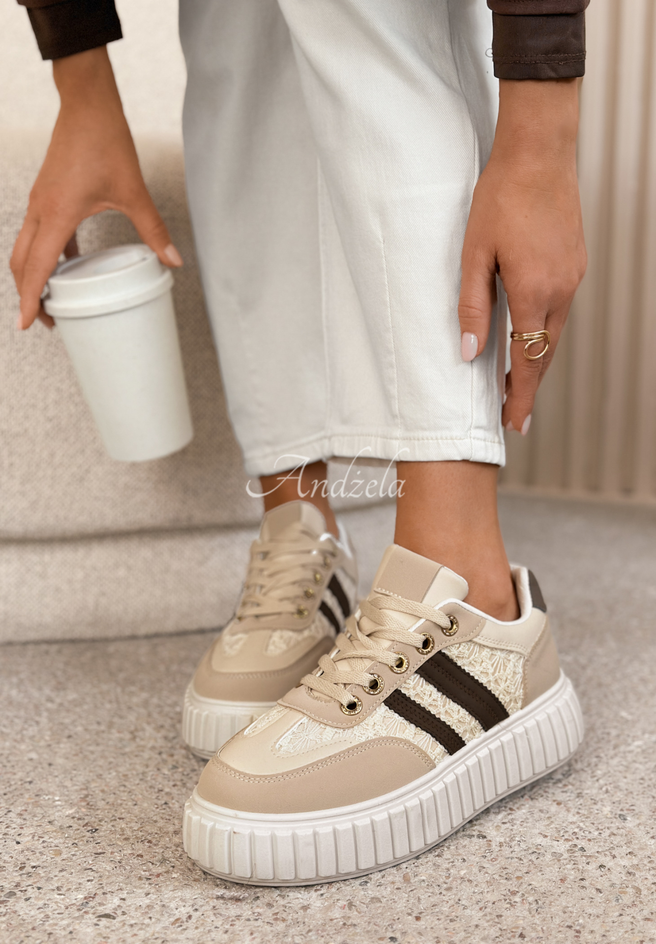 Skórzane sneakersy z koronką Carlotta beżowe