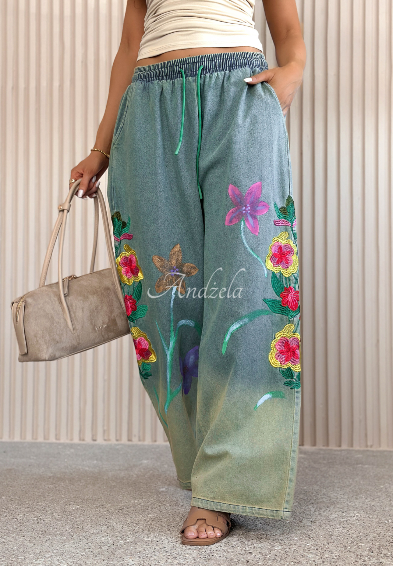 Jeansowe spodnie wide leg z haftami Rosamere jasnoniebieskie