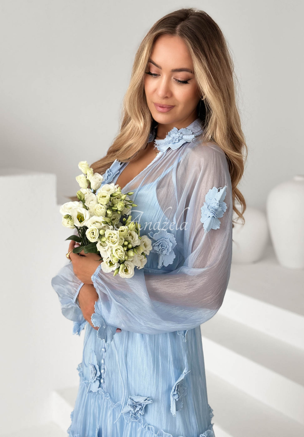 Sukienka midi z tencelu z falbankami i kwiatami Isenelle błękitna