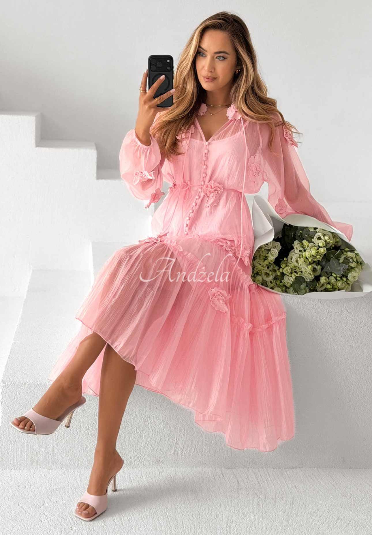 Sukienka midi z tencelu z falbankami i kwiatami Isenelle pudrowy róż