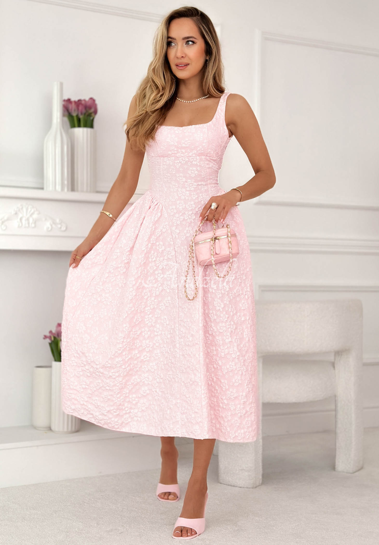 Fakturowana sukienka midi z kwadratowym dekoltem Aurelie pudrowy róż