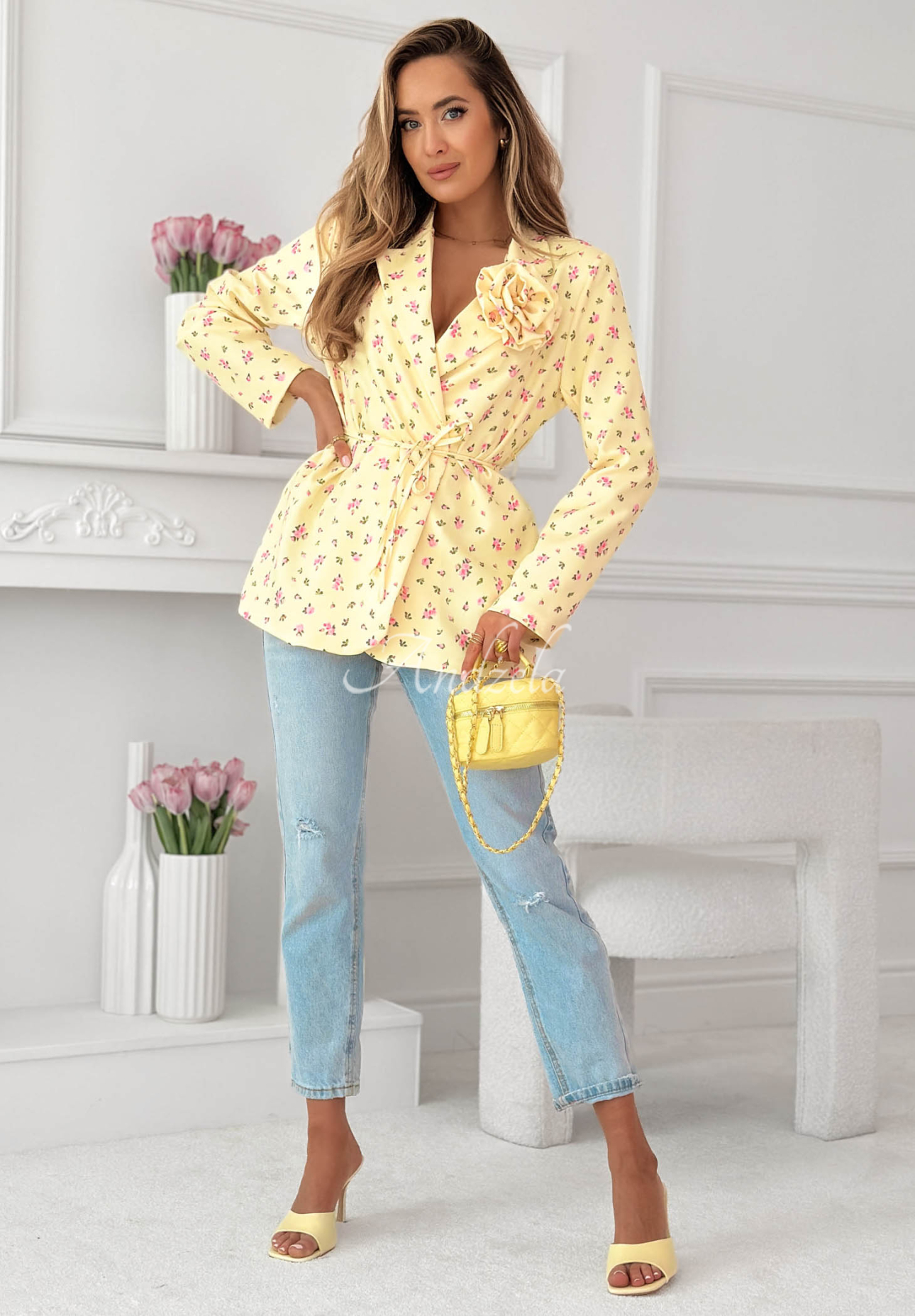 Floral blazer with a belt and a yellow Macarena rose