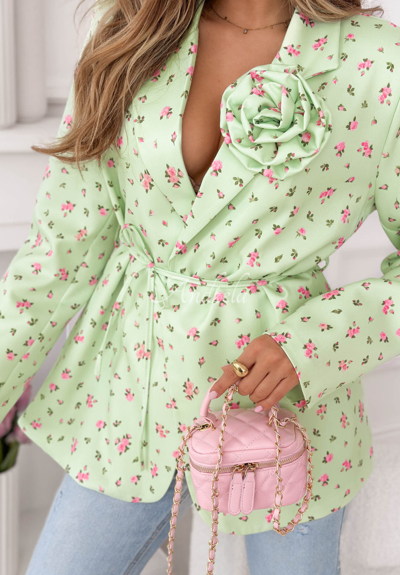 Floral blazer with a belt and a pistachio-colored Macarena rose
