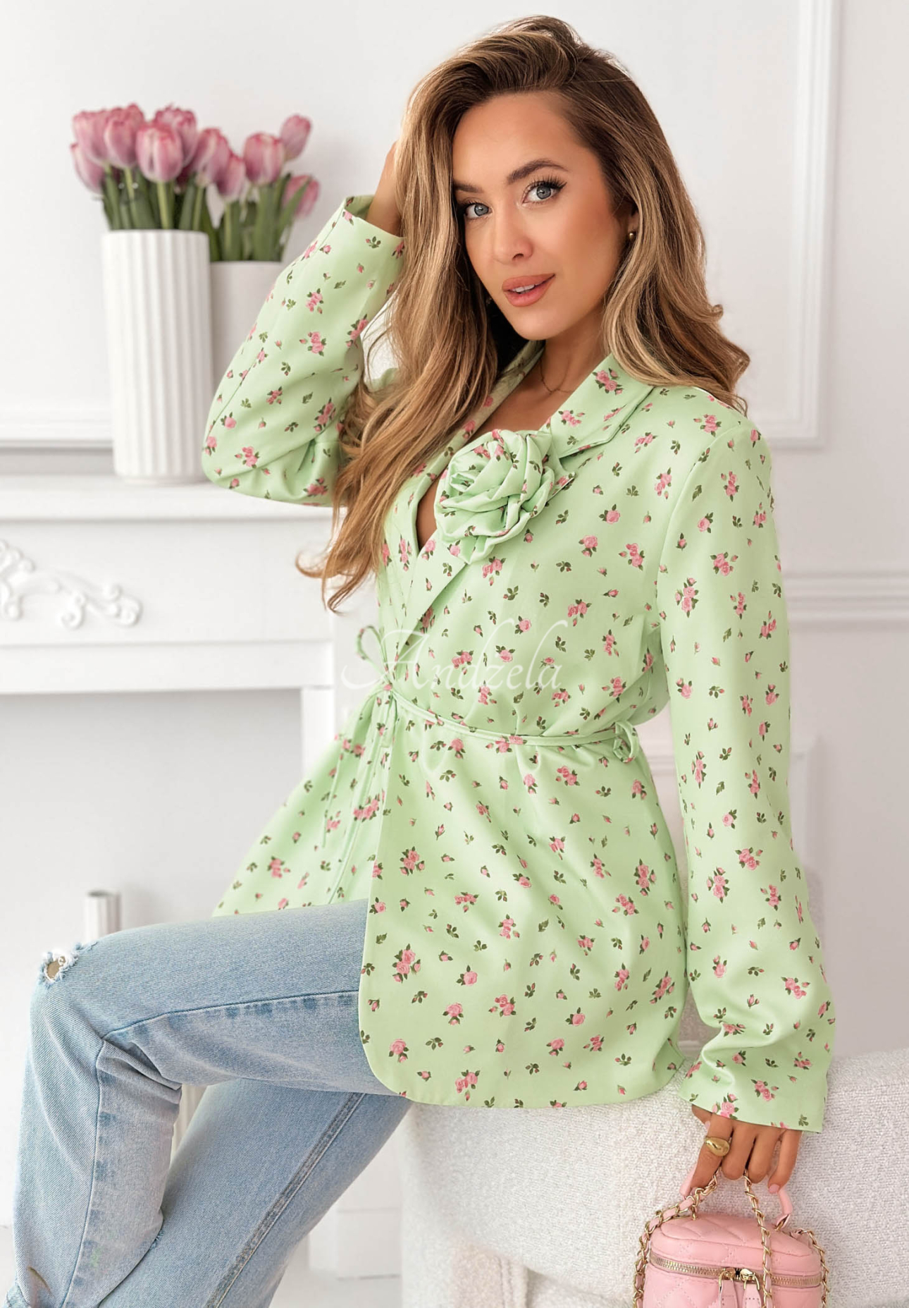Floral blazer with a belt and a pistachio-colored Macarena rose