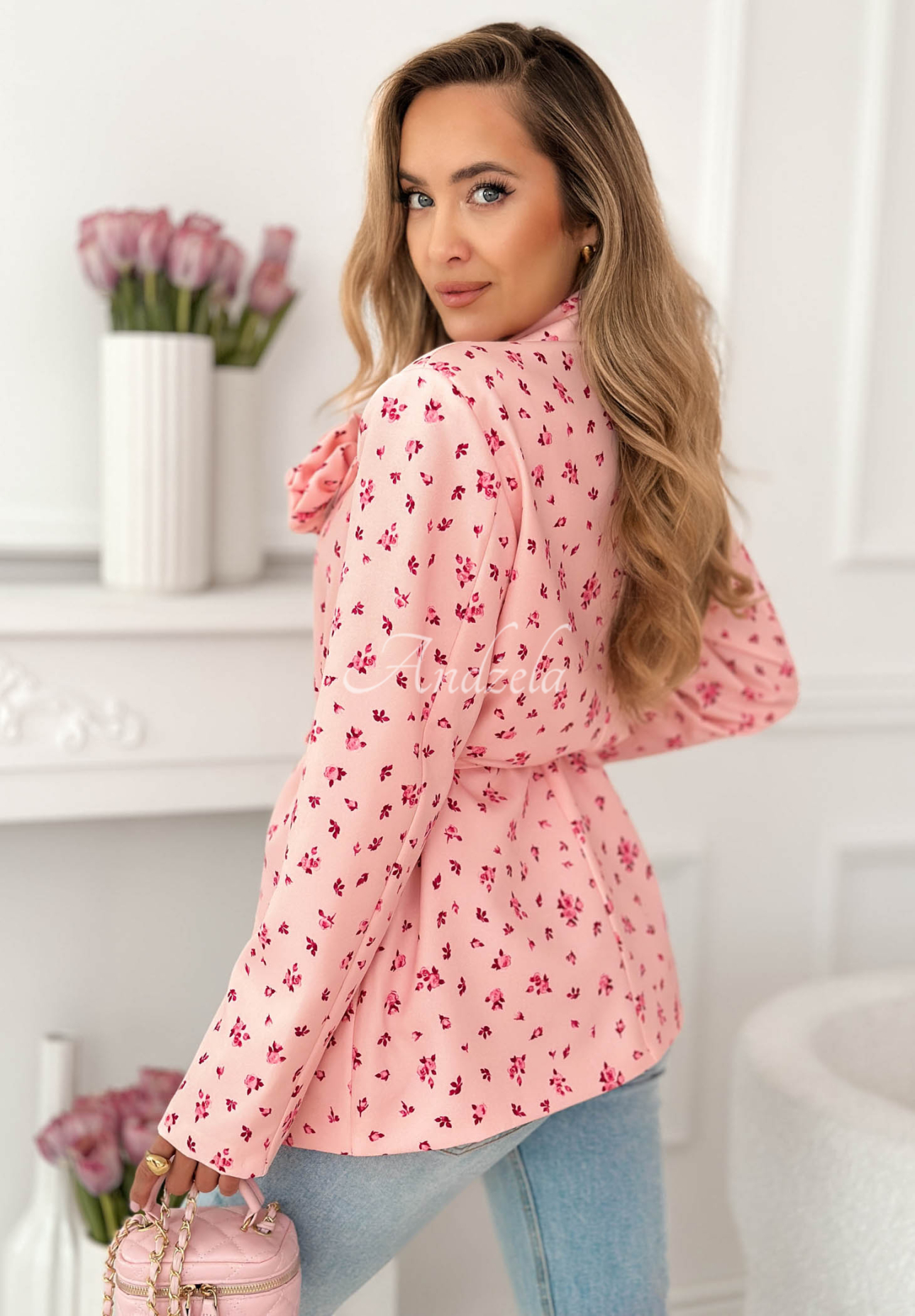 Floral blazer with a belt and a Macarena rose in powder pink